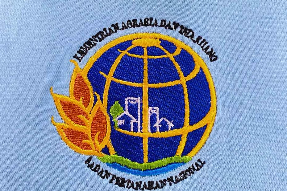 Perbandingan hasil bordir rusak vs bordir komputer presisi Studio Bordir Jogja, logo tajam membangun integritas dan citra lembaga